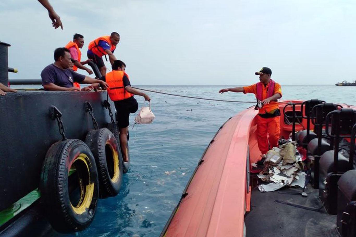 Endonezya'da düşen uçağın enkazında 24 kişinin cesedine ulaşıldı